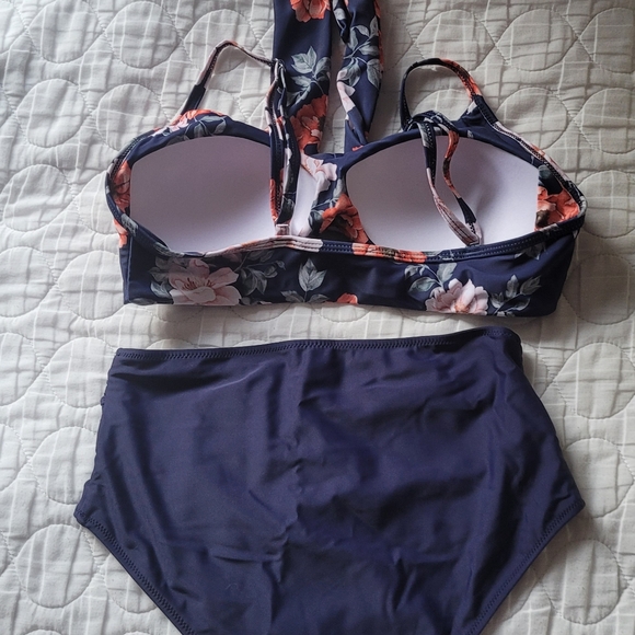 Bikini - Picture 2 of 3